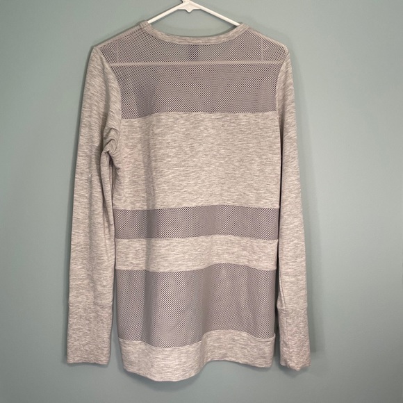Yogalicous  gray mesh long sleeve shirt size large - Picture 4 of 4